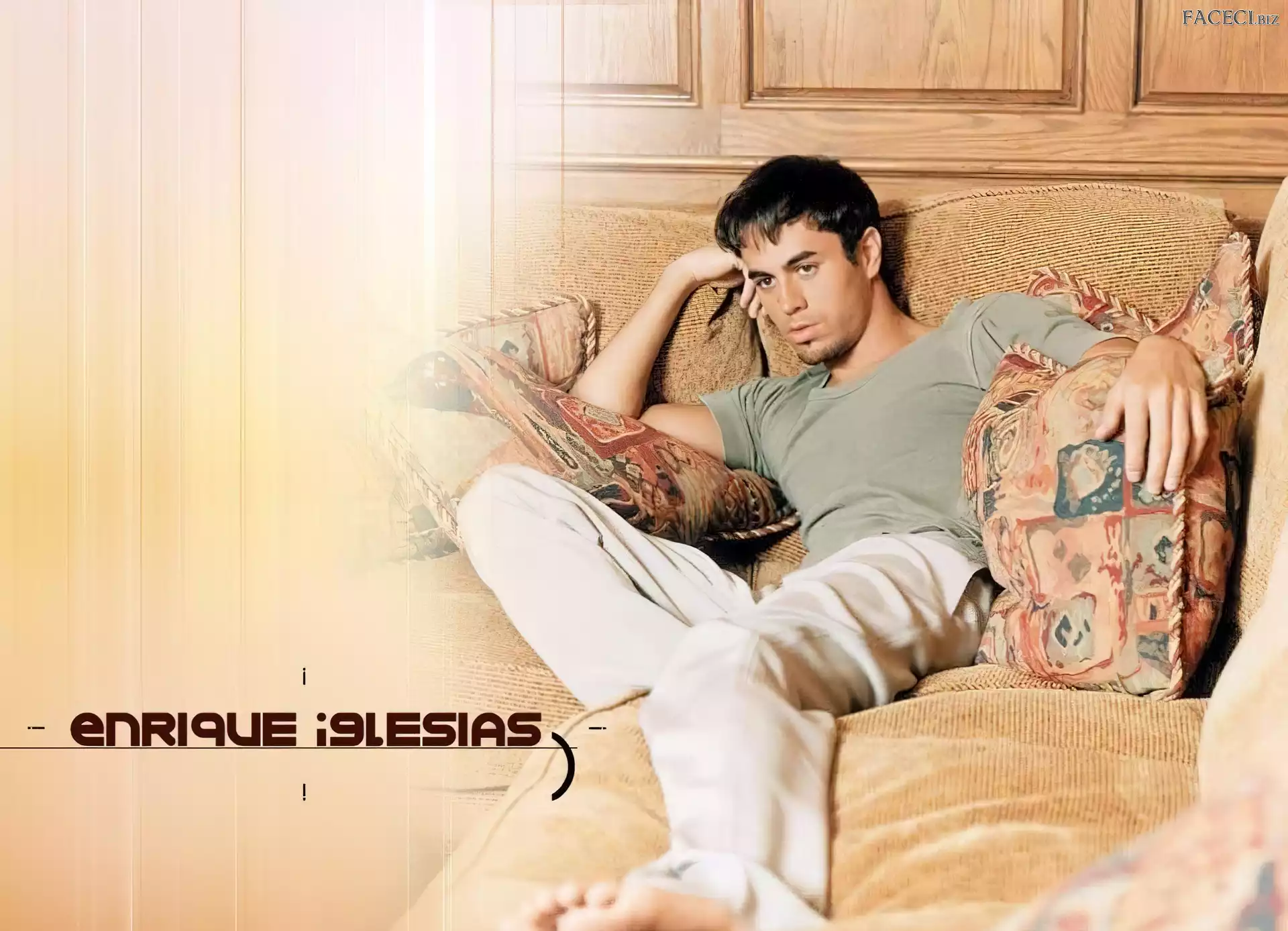 Poduszki, Enrique Iglesias, Kanapa